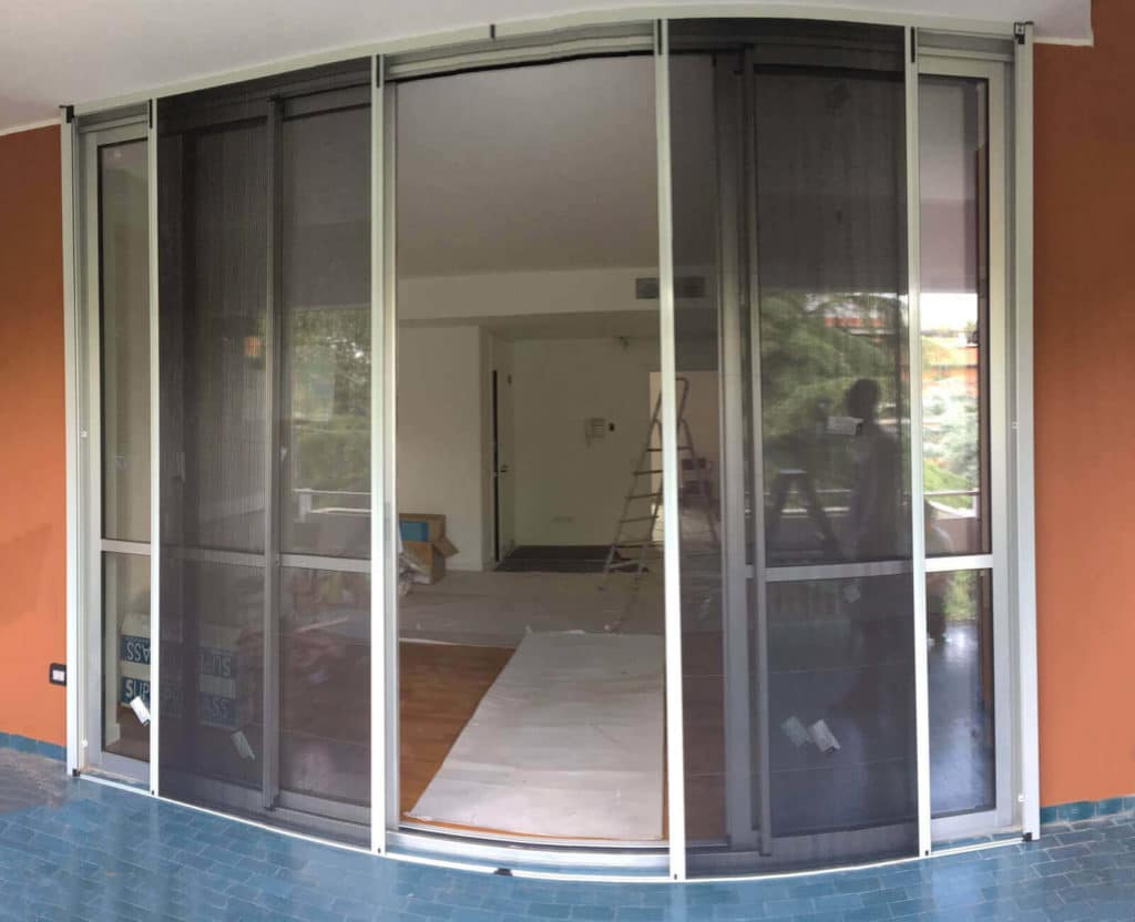 I vantaggi delle zanzariere plissettate: zanzariere squalonet per porta finestra