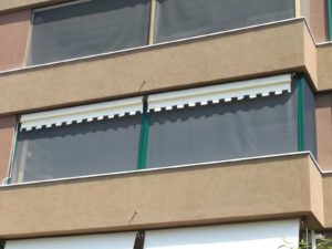 Chiusura di terrazzo con zanzariere a Milano - foto 1