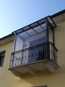 Tettoia per balcone a Milano con tende in pvc - 1