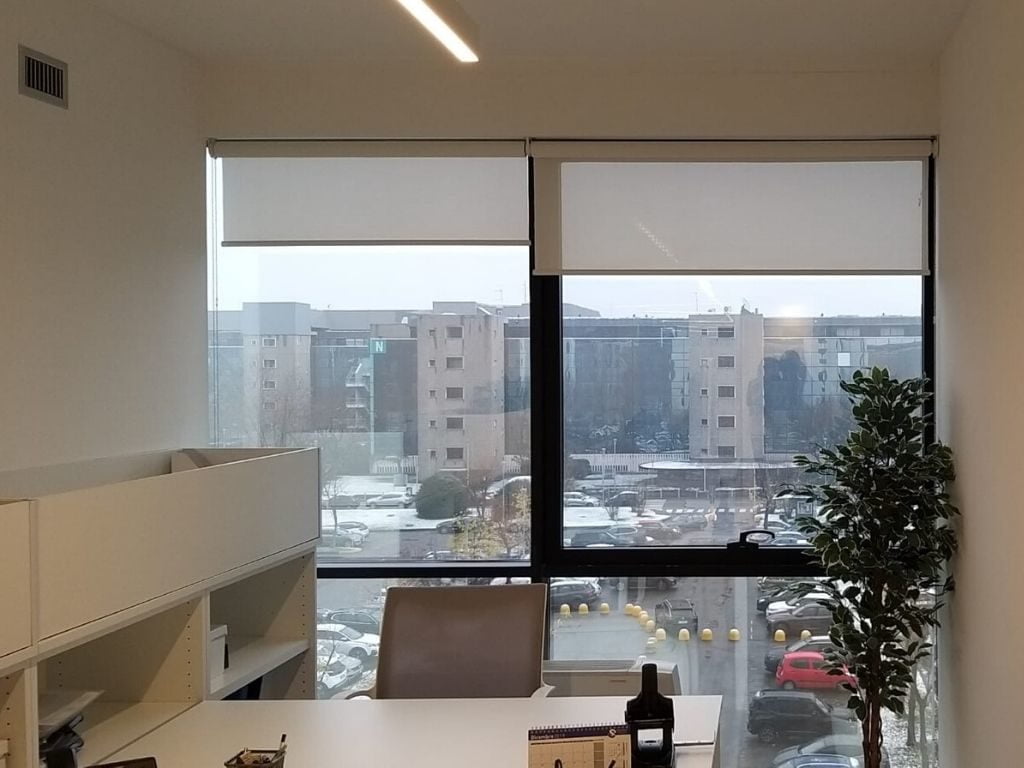 Tende a rullo a catena con tessuto Screen 2 Tende a rullo a catena con tessuto screen - azienda Milano - 1