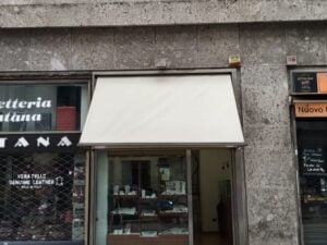Tende per negozio in piazza Fontana a Milano
