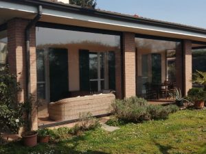 Veranda chiusa con tende cristal e porte a Spino d'Adda (Cremona) - 5