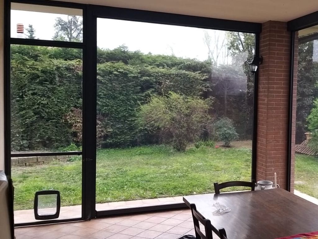 Veranda chiusa con tende cristal e porte a Spino d'Adda (Cremona) - 7