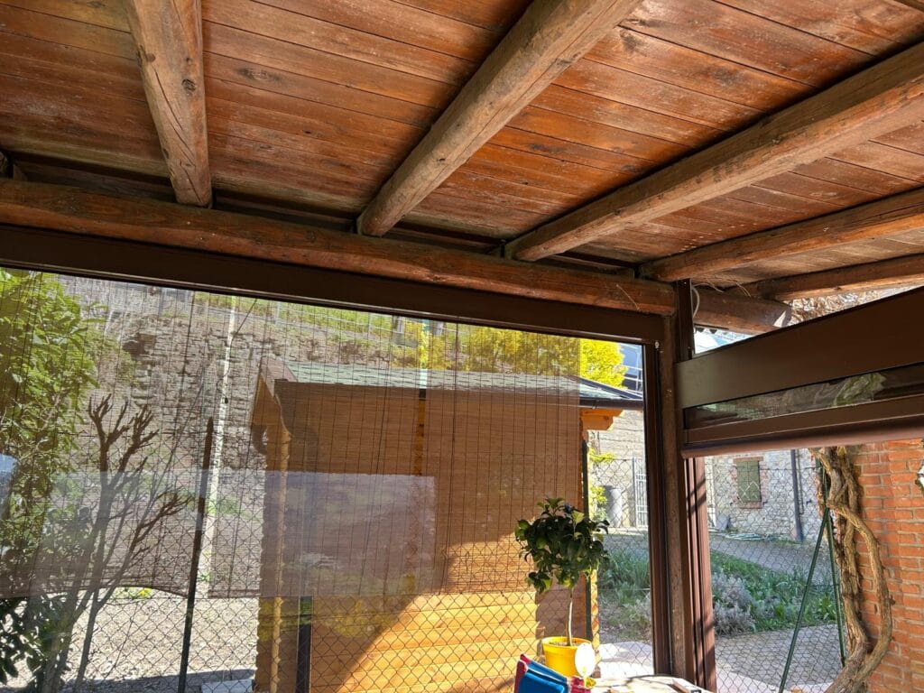 Chiusura di porticato con cristal zip e zanzariere Kzip