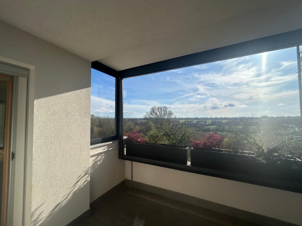 Chiusura di un terrazzo con zanzariere Kzip e rete Fabrinet