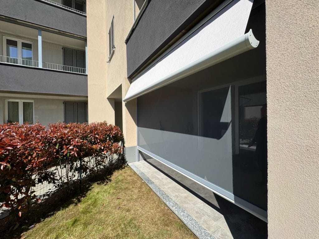 Chiusura con zanzariere Kzip e tenda da sole cassonata totale