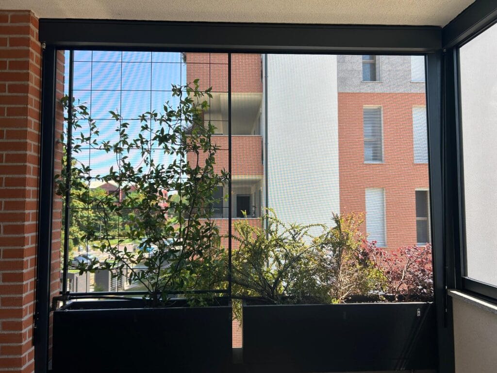 Installazione zanzariere Kzip per chiusura terrazzo