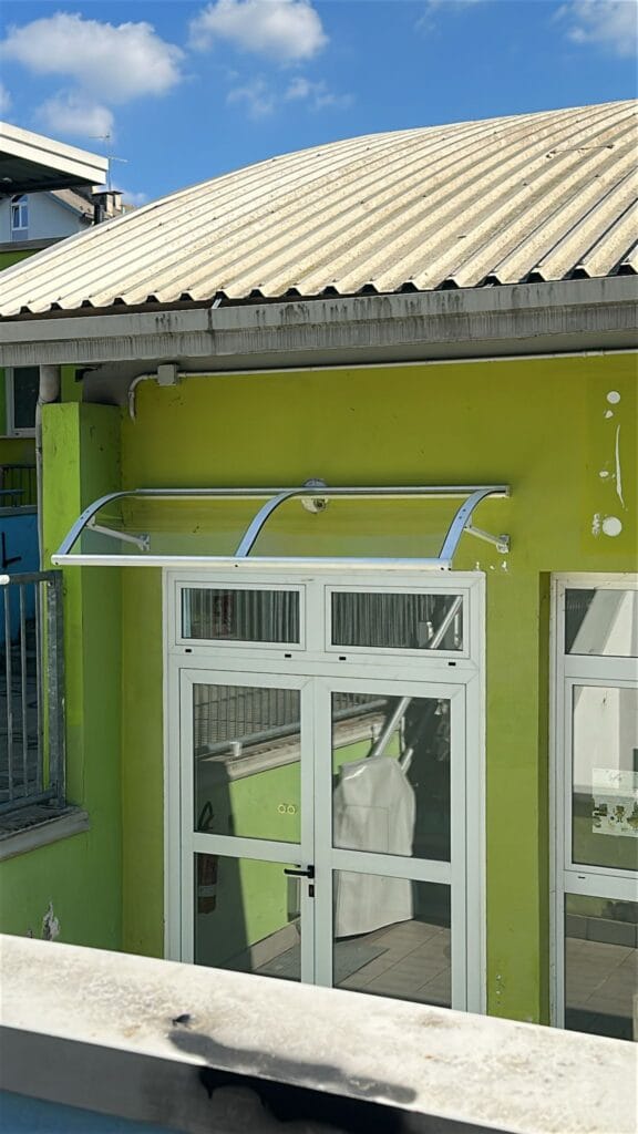 Installazione di pensiline in alluminio e policarbonato