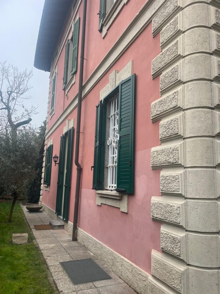 Persiane con ovaline apribili