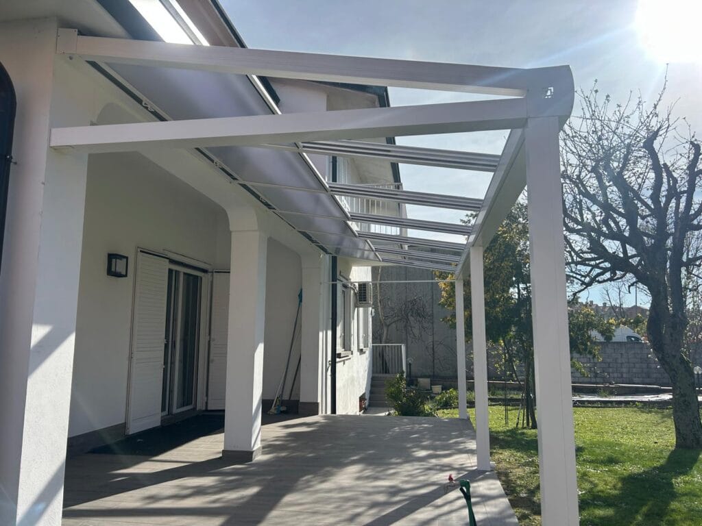 Pergola Nubes 1 Realizzazione di pergola Nubes Mob con pannelli in policarbonato alveolare