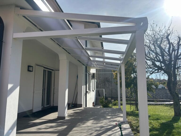 Realizzazione di pergola Nubes Mob con pannelli in policarbonato alveolare